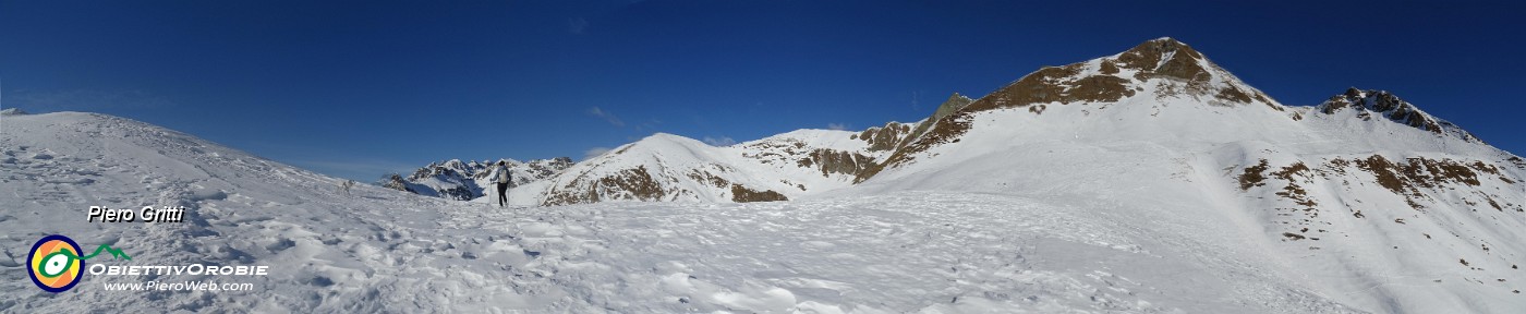 31 E siamo al colletto d'Avaro ( al centro)  con a dx Triomen e Tribortoi .jpg